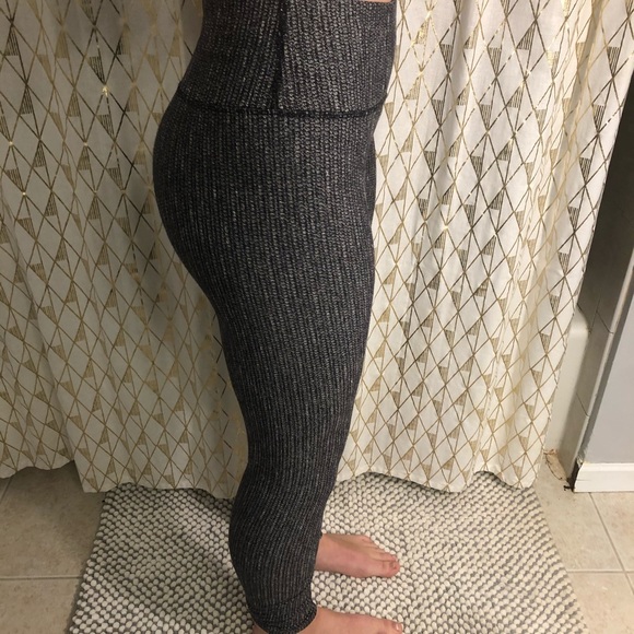 Size 6 black and white lululemon leggings - Picture 3 of 3